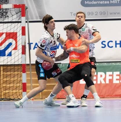 08.08.2025 Handball Sporthalle Schwaz Ost, Osthalle, Tirol, Österreich Silberregion Karwendel Cup Halbfinale Sparkasse Schwaz Handball Tirol (weiß) - ThSV Eisenach (orange) Bild: 26 Michael Miskovez (Schwaz), 52 Justin Kurch (Eisenach), 8 Sebastian Spendier (Schwaz)