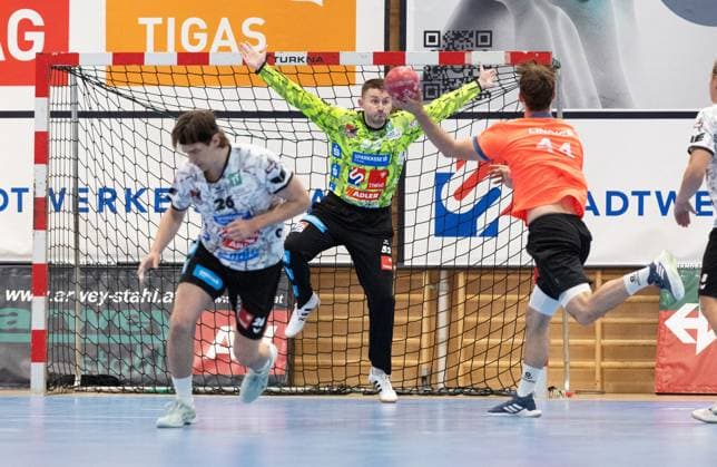 08.08.2025 Handball Sporthalle Schwaz Ost, Osthalle, Tirol, Österreich Silberregion Karwendel Cup Halbfinale Sparkasse Schwaz Handball Tirol (weiß) - ThSV Eisenach (orange) Bild: 26 Michael Miskovez (Schwaz), 52 Boris Tanic (Schwaz), 44 Stephan Seitz (Eisenach)