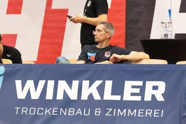 08.08.2025 Handball Sporthalle Schwaz Ost, Osthalle, Tirol, Österreich Silberregion Karwendel Cup Halbfinale Sparkasse Schwaz Handball Tirol (weiß) - ThSV Eisenach (orange) Bild: Thomas Lintner (sportlicher Leiter Schwaz)