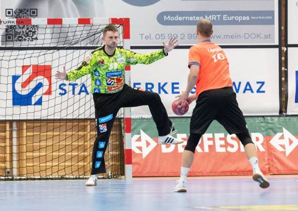 08.08.2025 Handball Sporthalle Schwaz Ost, Osthalle, Tirol, Österreich Silberregion Karwendel Cup Halbfinale Sparkasse Schwaz Handball Tirol (weiß) - ThSV Eisenach (orange) Bild: 52 Boris Tanic (Schwaz), 10 Fynn Hangstein (Eisenach)