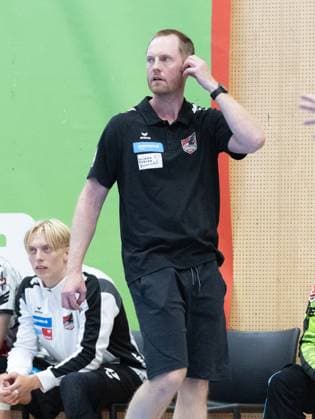 08.08.2025 Handball Sporthalle Schwaz Ost, Osthalle, Tirol, Österreich Silberregion Karwendel Cup Halbfinale Sparkasse Schwaz Handball Tirol (weiß) - ThSV Eisenach (orange) Bild: Christoph Jauernik (Trainer Schwaz)