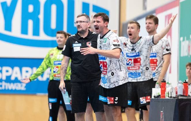 08.08.2025 Handball Sporthalle Schwaz Ost, Osthalle, Tirol, Österreich Silberregion Karwendel Cup Halbfinale Sparkasse Schwaz Handball Tirol (weiß) - ThSV Eisenach (orange) Bild: 3 Thomas Kandolf (Schwaz)