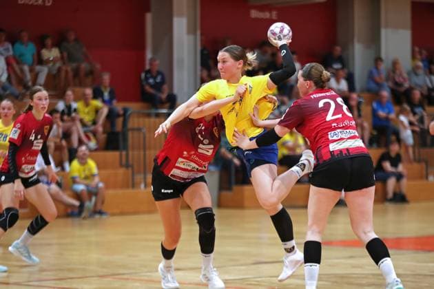 Handball-Testspiel: HC Leipzig vs. FHC Frankfurt Oder, 08.08.25 Kim-Angelina Lang (5, HC Leipzig) setzt sich gegen zwei durch. Handball, 2. Bundesliga Frauen, HBF, Saison 2025 2026, Testspiel: HC Leipzig vs. FHC Frankfurt Oder am 08.08.25 in der Sporthalle Brüderstraße Leipzig. Copyright: xBEAUTIFULxSPORTS JanxKaeferx