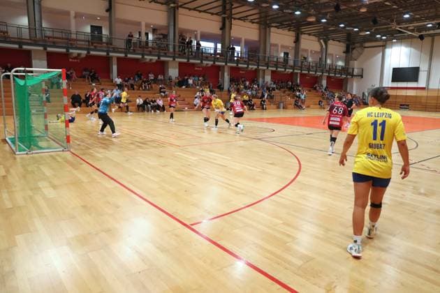 Handball-Testspiel: HC Leipzig vs. FHC Frankfurt Oder, 08.08.25 Hanna Ferber-Rahnhöfer (14, HC Leipzig) vorm Tor. Totale, Rundblick in die Halle. Symbolbild, Feature. Handball, 2. Bundesliga Frauen, HBF, Saison 2025 2026, Testspiel: HC Leipzig vs. FHC Frankfurt Oder am 08.08.25 in der Sporthalle Brüderstraße Leipzig. Copyright: xBEAUTIFULxSPORTS JanxKaeferx