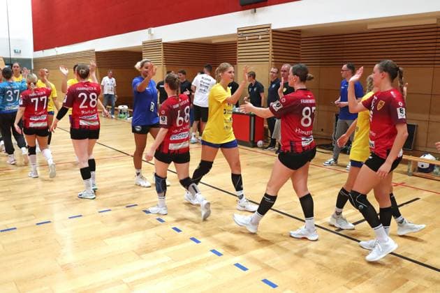 Handball-Testspiel: HC Leipzig vs. FHC Frankfurt Oder, 08.08.25 Wiebke Meyer (41, HC Leipzig) und ihr Team klatschen mit den Frankfurterinnen ab. Handball, 2. Bundesliga Frauen, HBF, Saison 2025 2026, Testspiel: HC Leipzig vs. FHC Frankfurt Oder am 08.08.25 in der Sporthalle Brüderstraße Leipzig. Copyright: xBEAUTIFULxSPORTS JanxKaeferx