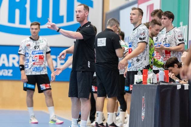 08.08.2025 Handball Sporthalle Schwaz Ost, Osthalle, Tirol, Österreich Silberregion Karwendel Cup Halbfinale Sparkasse Schwaz Handball Tirol (weiß) - ThSV Eisenach (orange) Bild: Christoph Jauernik (Trainer Schwaz)