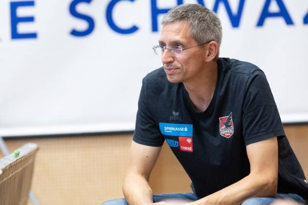 08.08.2025 Handball Sporthalle Schwaz Ost, Osthalle, Tirol, Österreich Silberregion Karwendel Cup Halbfinale Sparkasse Schwaz Handball Tirol (weiß) - ThSV Eisenach (orange) Bild: Thomas Lintner (sportlicher Leiter Schwaz)