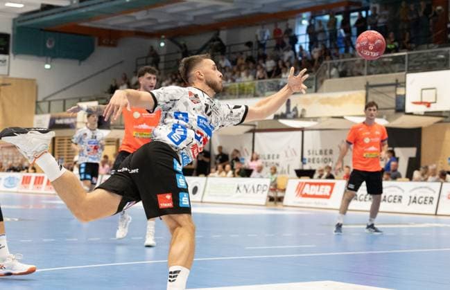 08.08.2025 Handball Sporthalle Schwaz Ost, Osthalle, Tirol, Österreich Silberregion Karwendel Cup Halbfinale Sparkasse Schwaz Handball Tirol (weiß) - ThSV Eisenach (orange) Bild: 17 Filip Peric (Schwaz)