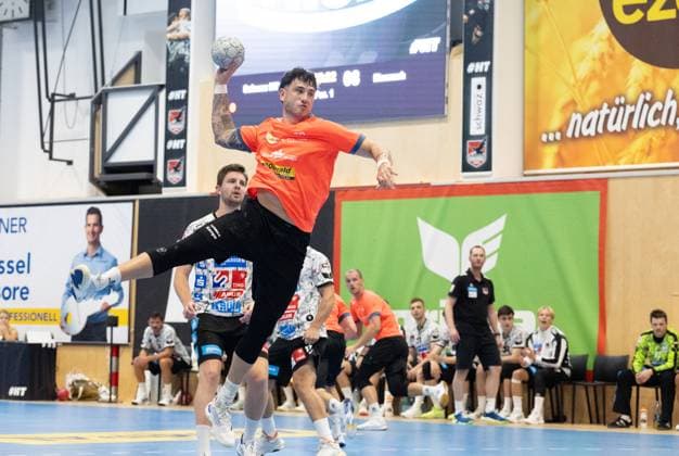 08.08.2025 Handball Sporthalle Schwaz Ost, Osthalle, Tirol, Österreich Silberregion Karwendel Cup Halbfinale Sparkasse Schwaz Handball Tirol (weiß) - ThSV Eisenach (orange) Bild: 52 Justin Kurch (Eisenach)