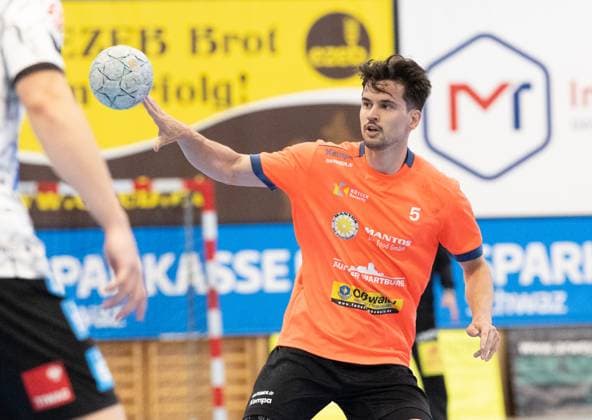 08.08.2025 Handball Sporthalle Schwaz Ost, Osthalle, Tirol, Österreich Silberregion Karwendel Cup Halbfinale Sparkasse Schwaz Handball Tirol (weiß) - ThSV Eisenach (orange) Bild: 5 Timothy Reichmuth (Eisenach)