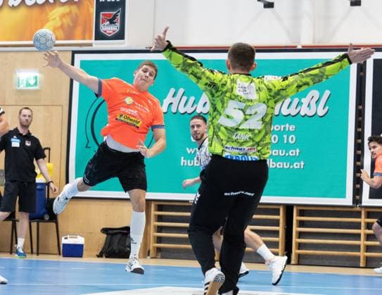 08.08.2025 Handball Sporthalle Schwaz Ost, Osthalle, Tirol, Österreich Silberregion Karwendel Cup Halbfinale Sparkasse Schwaz Handball Tirol (weiß) - ThSV Eisenach (orange) Bild: 41 Vukasin Antonijevic (Eisenach), 52 Boris Tanic (Schwaz)