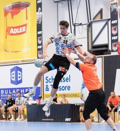 08.08.2025 Handball Sporthalle Schwaz Ost, Osthalle, Tirol, Österreich Silberregion Karwendel Cup Halbfinale Sparkasse Schwaz Handball Tirol (weiß) - ThSV Eisenach (orange) Bild: 32 Tobias Grothues (Schwaz), 14 Peter Walz (Eisenach)