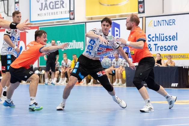 08.08.2025 Handball Sporthalle Schwaz Ost, Osthalle, Tirol, Österreich Silberregion Karwendel Cup Halbfinale Sparkasse Schwaz Handball Tirol (weiß) - ThSV Eisenach (orange) Bild: 22 Felix Aellen (Eisenach), 32 Tobias Grothues (Schwaz), 14 Peter Walz (Eisenach)