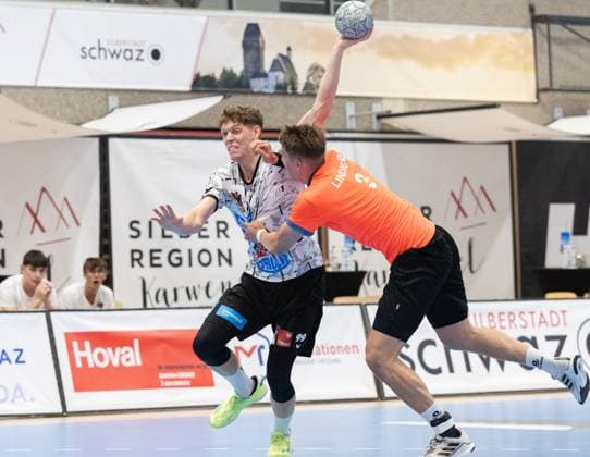 08.08.2025 Handball Sporthalle Schwaz Ost, Osthalle, Tirol, Österreich Silberregion Karwendel Cup Halbfinale Sparkasse Schwaz Handball Tirol (weiß) - ThSV Eisenach (orange) Bild: 99 Johannes Demmerer (Schwaz), 3 Oskar Joelsson (Eisenach)