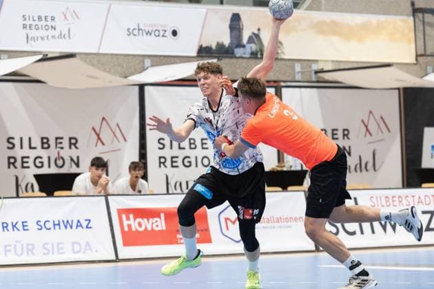 08.08.2025 Handball Sporthalle Schwaz Ost, Osthalle, Tirol, Österreich Silberregion Karwendel Cup Halbfinale Sparkasse Schwaz Handball Tirol (weiß) - ThSV Eisenach (orange) Bild: 99 Johannes Demmerer (Schwaz), 3 Oskar Joelsson (Eisenach)