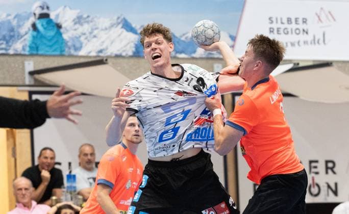 08.08.2025 Handball Sporthalle Schwaz Ost, Osthalle, Tirol, Österreich Silberregion Karwendel Cup Halbfinale Sparkasse Schwaz Handball Tirol (weiß) - ThSV Eisenach (orange) Bild: 99 Johannes Demmerer (Schwaz), 3 Oskar Joelsson (Eisenach)