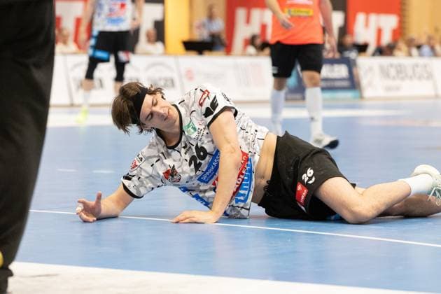 08.08.2025 Handball Sporthalle Schwaz Ost, Osthalle, Tirol, Österreich Silberregion Karwendel Cup Halbfinale Sparkasse Schwaz Handball Tirol (weiß) - ThSV Eisenach (orange) Bild: 26 Michael Miskovez (Schwaz)