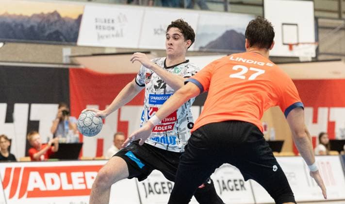 08.08.2025 Handball Sporthalle Schwaz Ost, Osthalle, Tirol, Österreich Silberregion Karwendel Cup Halbfinale Sparkasse Schwaz Handball Tirol (weiß) - ThSV Eisenach (orange) Bild: 32 Tobias Grothues (Schwaz), 27 Philipp Meyer (Eisenach)