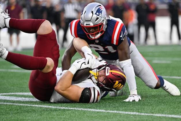 Aug 8, 2025; Foxborough, MA, USA; New England Patriots safety Jaylinn Hawkins (21) tackles Washington Commanders tight end Ben Sinnott (82) during the first half at Gillette Stadium. CSM Foxborough USA - ZUMAc04_ 20250808_faf_c04_009 Copyright: xEricxCanhax