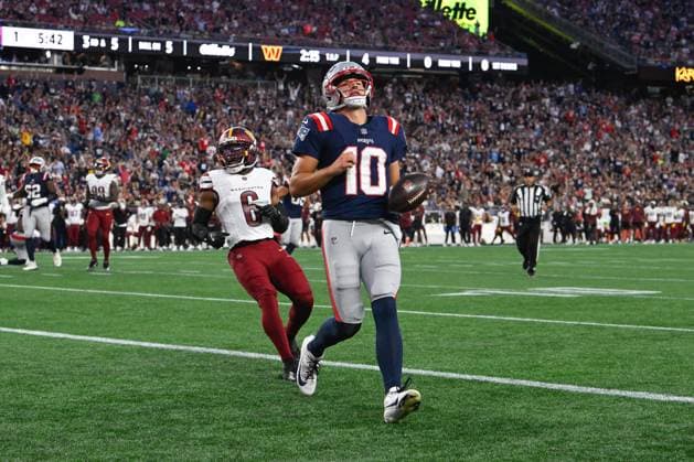 Aug 8, 2025; Foxborough, MA, USA; New England Patriots quarterback Drake Maye (10) scores a touchdown against the Washington Commanders during the first half at Gillette Stadium. CSM Foxborough USA - ZUMAc04_ 20250808_faf_c04_010 Copyright: xEricxCanhax