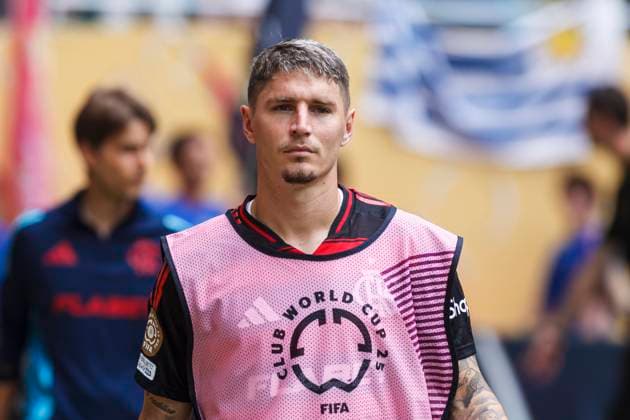 Flamengo v FC Bayern Munchen - FIFA Club World Cup 2025 Miami, Florida - June 29: Guillermo Varela of Flamengo during the FIFA Club World Cup 2025 round of 16 match between Flamengo and FC Bayern Munchen at Hard Rock Stadium Miami Hard Rock Stadium Florida United States Copyright: xLatinxSportxImagesx