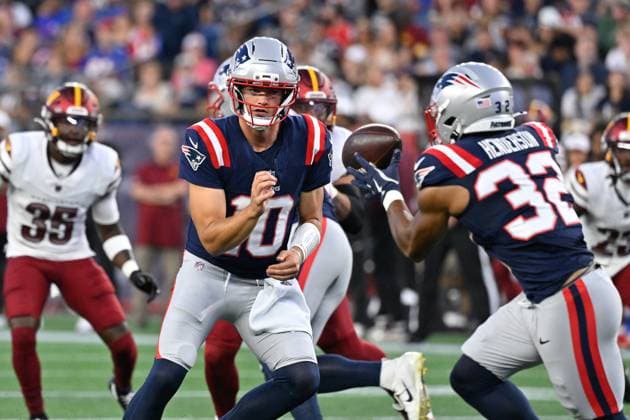 Aug 8, 2025; Foxborough, MA, USA; New England Patriots quarterback Drake Maye (10) pitches the ball to running back TreVeyon Henderson (32) during the first half against the Washington Commanders at Gillette Stadium. CSM Foxborough USA - ZUMAc04_ 20250808_faf_c04_041 Copyright: xEricxCanhax