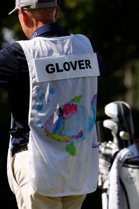 MEMPHIS, TN - AUGUST 08: Lucas Glover of United StatesÕ caddie wears a caddie bib with featuring art from a St. Jude ChildrenÕs Research Hospital patient during the second round of the FedEx St. Jude Championship, August 8, 2025, at TPC Southward in Memphis, Tennessee. (Photo by Matthew Maxey Icon Sportswire) GOLF: AUG 08 PGA, Golf Herren FedEx Cup Playoffs - FedEx St. Jude Championship EDITORIAL USE ONLY Icon250808006