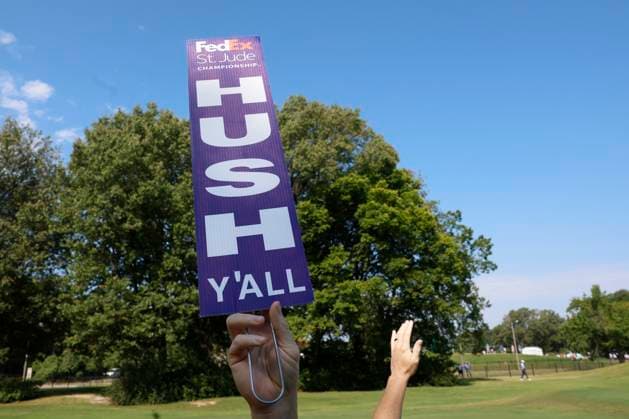 MEMPHIS, TN - AUGUST 08: A ÒHush YÕallÓ sign is held up to quiet spectators during the second round of the FedEx St. Jude Championship, August 8, 2025, at TPC Southward in Memphis, Tennessee. (Photo by Matthew Maxey Icon Sportswire) GOLF: AUG 08 PGA, Golf Herren FedEx Cup Playoffs - FedEx St. Jude Championship EDITORIAL USE ONLY Icon250808005