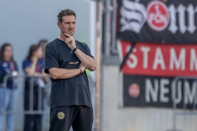 Nürnberg, Deutschland 08. August 2025: 2. Liga - 2025 2026 - 1. FC Nürnberg vs. SV Darmstadt 98 Im Bild: Trainer Miroslav Klose (FCN) nachdenklich auf dem Spielfeld. DFL regulations prohibit any use of photographs as image sequences and or quasi-video