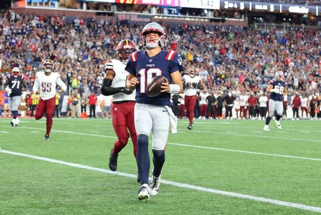FOXBOROUGH, MA - AUGUST 08: New England Patriots quarterback Drake Maye (10) runs with the ball for a touchdown during the NFL, American Football Herren, USA preseason game between Washington Commanders and New England Patriots on August 8, 2025, at Gillette Stadium in Foxborough, MA. (Photo by M. Anthony Nesmith Icon Sportswire) NFL: AUG 08 Preseason Commanders at Patriots EDITORIAL USE ONLY Icon25080840
