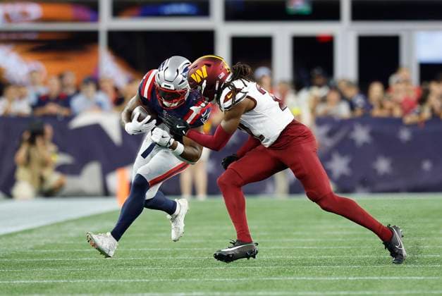 FOXBOROUGH, MA - AUGUST 08: New England Patriots running back Antonio Gibson (4) runs with the ball pursued by Washington Commanders cornerback Car lin Vigers (22) in action during the NFL, American Football Herren, USA preseason game between Washington Commanders and New England Patriots on August 8, 2025, at Gillette Stadium in Foxborough, MA. (Photo by M. Anthony Nesmith Icon Sportswire) NFL: AUG 08 Preseason Commanders at Patriots EDITORIAL USE ONLY Icon25080816