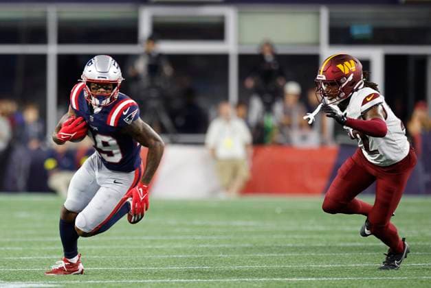 FOXBOROUGH, MA - AUGUST 08: New England Patriots wide receiver Jeremiah Webb (29) runs with the ball during the NFL, American Football Herren, USA preseason game between Washington Commanders and New England Patriots on August 8, 2025, at Gillette Stadium in Foxborough, MA. (Photo by M. Anthony Nesmith Icon Sportswire) NFL: AUG 08 Preseason Commanders at Patriots EDITORIAL USE ONLY Icon25080830
