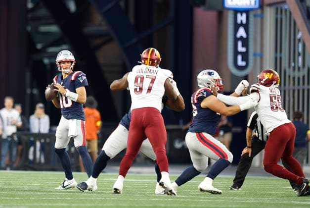 FOXBOROUGH, MA - AUGUST 08: New England Patriots quarterback Drake Maye (10) looks to throw a pass during the NFL, American Football Herren, USA preseason game between Washington Commanders and New England Patriots on August 8, 2025, at Gillette Stadium in Foxborough, MA. (Photo by M. Anthony Nesmith Icon Sportswire) NFL: AUG 08 Preseason Commanders at Patriots EDITORIAL USE ONLY Icon25080809