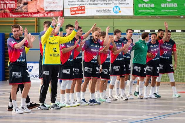 08.08.2025, xovx, Handball Lindencup 2025, HSG Wetzlar - SC DHfK Leipzig Die Spieler der HSG Wetzlar grüßen die zahlreichen Fans. Linden Stadthalle Hessen Deutschland (DE)