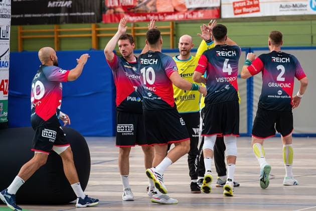 08.08.2025, xovx, Handball Lindencup 2025, HSG Wetzlar - SC DHfK Leipzig Die Spieler der HSG Wetzlar beim Einlaufen vor dem Spiel gegen den SC DHfK Leipzig beim Lindencup 2025. Linden Stadthalle Hessen Deutschland (DE)