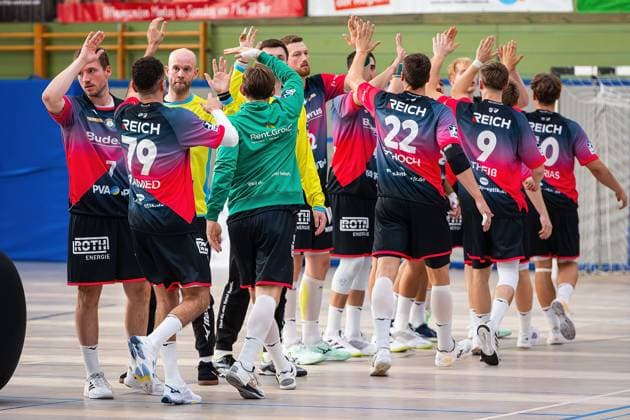 08.08.2025, xovx, Handball Lindencup 2025, HSG Wetzlar - SC DHfK Leipzig Die Spieler der HSG Wetzlar beim Einlaufen vor dem Spiel gegen den SC DHfK Leipzig beim Lindencup 2025. Linden Stadthalle Hessen Deutschland (DE)