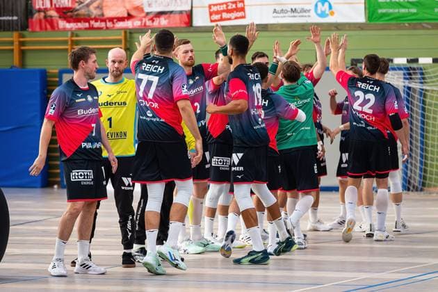08.08.2025, xovx, Handball Lindencup 2025, HSG Wetzlar - SC DHfK Leipzig Die Spieler der HSG Wetzlar beim Einlaufen vor dem Spiel gegen den SC DHfK Leipzig beim Lindencup 2025. Linden Stadthalle Hessen Deutschland (DE)