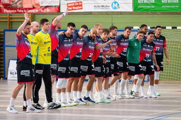 08.08.2025, xovx, Handball Lindencup 2025, HSG Wetzlar - SC DHfK Leipzig Die Spieler der HSG Wetzlar grüßen die zahlreichen Fans. Linden Stadthalle Hessen Deutschland (DE)