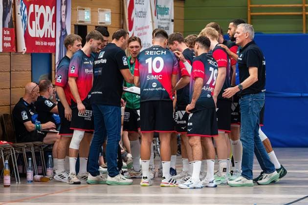 08.08.2025, xovx, Handball Lindencup 2025, HSG Wetzlar - SC DHfK Leipzig Anweisungen von Trainer Momir Ilic (HSG Wetzlar) an seine Spieler Linden Stadthalle Hessen Deutschland (DE)