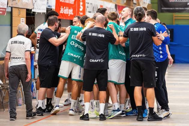08.08.2025, xovx, Handball Lindencup 2025, HSG Wetzlar - SC DHfK Leipzig Die Spieler des SC DHfK Leipzig schwören sich ein. Linden Stadthalle Hessen Deutschland (DE)