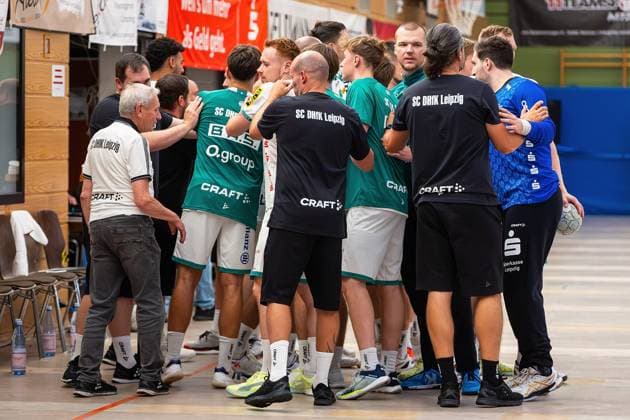 08.08.2025, xovx, Handball Lindencup 2025, HSG Wetzlar - SC DHfK Leipzig Die Spieler des SC DHfK Leipzig schwören sich ein. Linden Stadthalle Hessen Deutschland (DE)