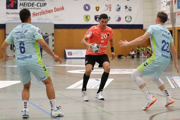 08.08.2025, xgox,Handball - Heide-Cup, VfL Gummersbach - Kadetten Schaffhausen emspor, v.l. Lukas Maros (Schaffhausen, 20) am Ball, plays the ball Schneverdingen