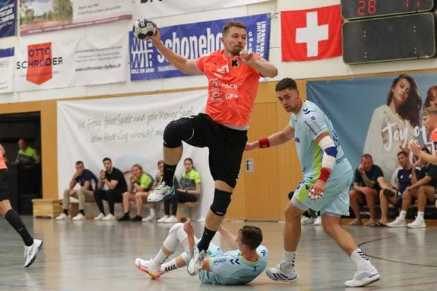 08.08.2025, xgox,Handball - Heide-Cup, VfL Gummersbach - Kadetten Schaffhausen emspor, v.l. Daniel Reznicky (Schaffhausen, 21) am Ball, plays the ball Schneverdingen