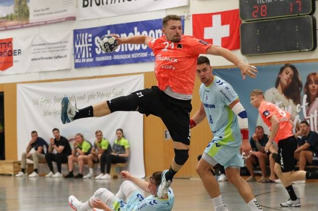 08.08.2025, xgox,Handball - Heide-Cup, VfL Gummersbach - Kadetten Schaffhausen emspor, v.l. Daniel Reznicky (Schaffhausen, 21) am Ball, plays the ball Schneverdingen