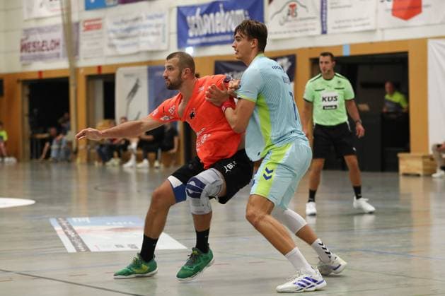 08.08.2025, xgox,Handball - Heide-Cup, VfL Gummersbach - Kadetten Schaffhausen emspor, v.l. Lucas Meister (Schaffhausen, 2), Julian Koester (Köster, Gummersbach, 7) Zweikampf, Duell, Kampf, tackle Schneverdingen