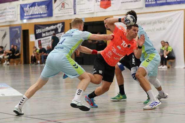 08.08.2025, xgox,Handball - Heide-Cup, VfL Gummersbach - Kadetten Schaffhausen emspor, v.l. Ellidi Snaer Vidarsson (Gummersbach, 4), Josio Peric (Schaffhausen, 10), Julian Koester (Köster, Gummersbach, 7) Schneverdingen