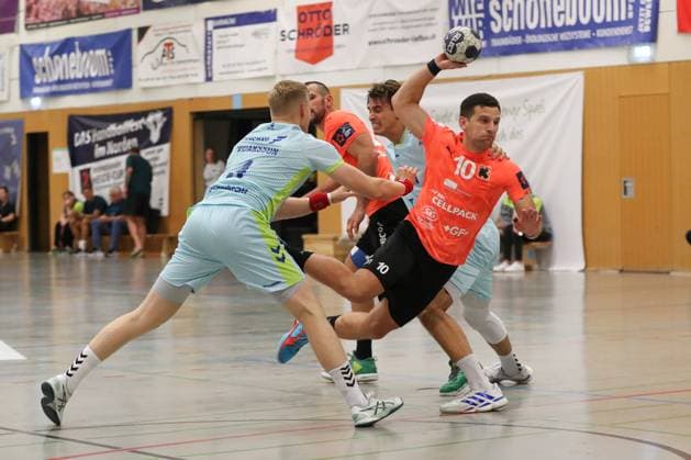 08.08.2025, xgox,Handball - Heide-Cup, VfL Gummersbach - Kadetten Schaffhausen emspor, v.l. Ellidi Snaer Vidarsson (Gummersbach, 4), Josio Peric (Schaffhausen, 10) Zweikampf, Duell, Kampf, tackle Schneverdingen
