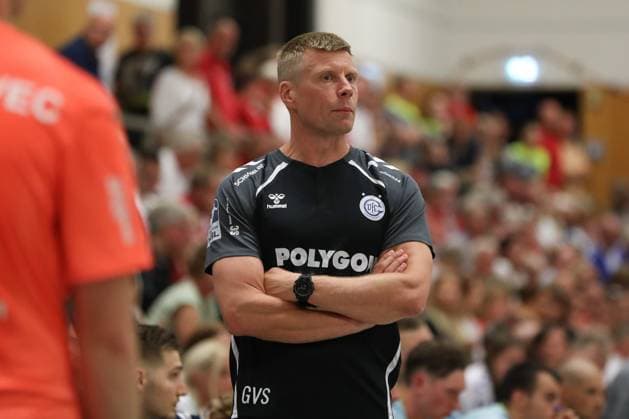 08.08.2025, xgox,Handball - Heide-Cup, VfL Gummersbach - Kadetten Schaffhausen emspor, v.l. Gudjon Valur Sigurdsson (Gummersbach, Trainer) nachdenklich Schneverdingen