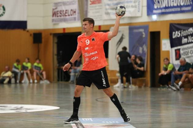 08.08.2025, xgox,Handball - Heide-Cup, VfL Gummersbach - Kadetten Schaffhausen emspor, v.l. Dimitrij Kuettel (Schaffhausen, 9) am Ball, plays the ball Schneverdingen