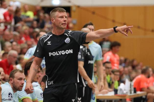 08.08.2025, xgox,Handball - Heide-Cup, VfL Gummersbach - Kadetten Schaffhausen emspor, v.l. Gudjon Valur Sigurdsson (Gummersbach, Trainer) nachdenklich Schneverdingen